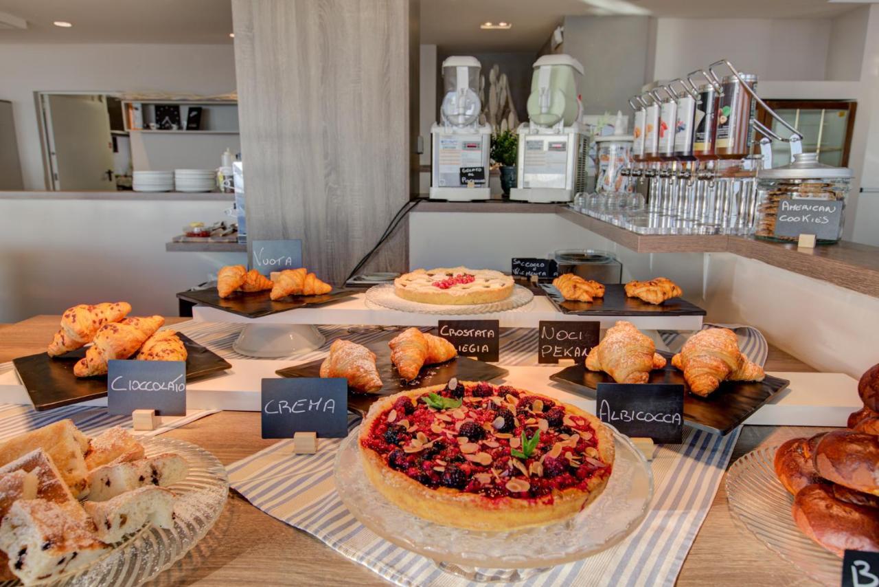 Hotel Alexandra - Beach Front - Healthy Xxl Breakfast & Brunch Until 12 30 - Parking Included Misano Adriatico Exterior photo