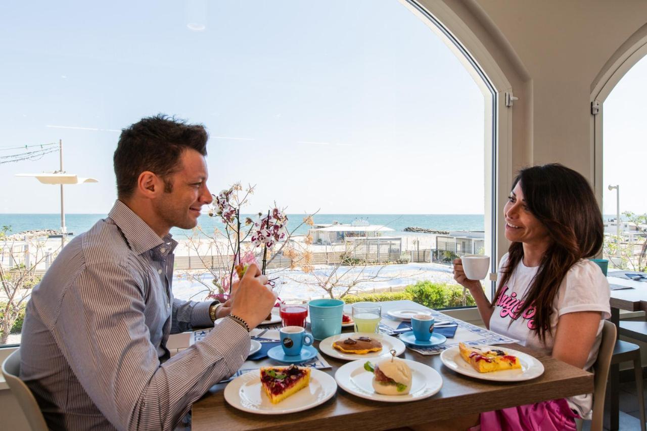 Hotel Alexandra - Beach Front - Healthy Xxl Breakfast & Brunch Until 12 30 - Parking Included Misano Adriatico Exterior photo