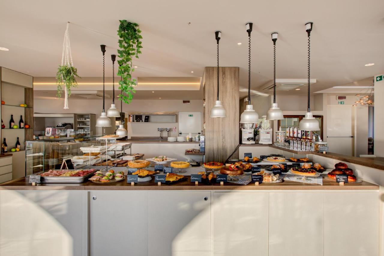 Hotel Alexandra - Beach Front - Healthy Xxl Breakfast & Brunch Until 12 30 - Parking Included Misano Adriatico Exterior photo