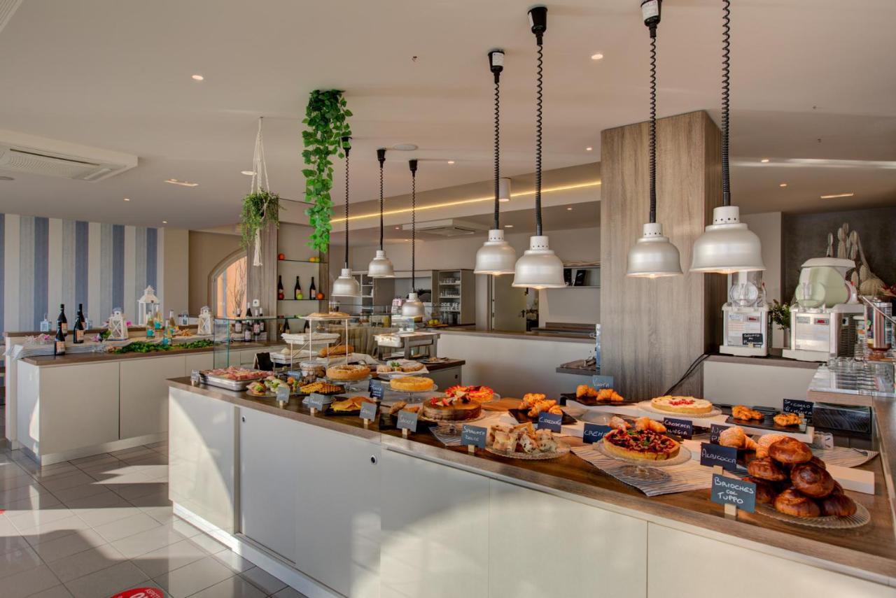 Hotel Alexandra - Beach Front - Healthy Xxl Breakfast & Brunch Until 12 30 - Parking Included Misano Adriatico Exterior photo