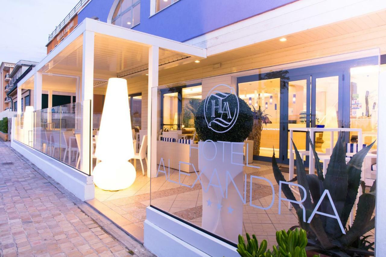 Hotel Alexandra - Beach Front - Healthy Xxl Breakfast & Brunch Until 12 30 - Parking Included Misano Adriatico Exterior photo